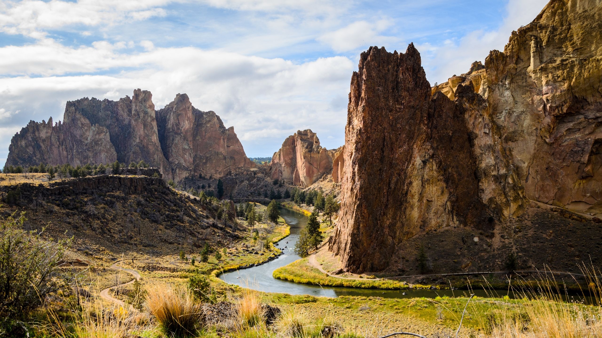 Stunning panoramic view of the Cascade Mountains near Bend, Oregon with snow-capped peaks and pristine wilderness